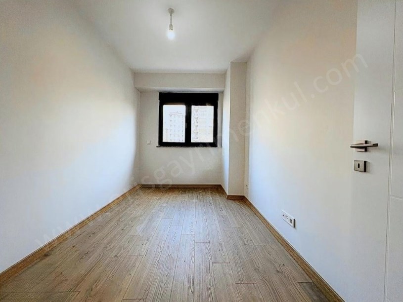 Şenesenevler, Boş Çift Banyo, 2+1 Kapalı Mutfak, Balkonlu Fırsat Daire