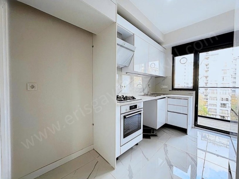 Şenesenevler, Boş Çift Banyo, 2+1 Kapalı Mutfak, Balkonlu Fırsat Daire