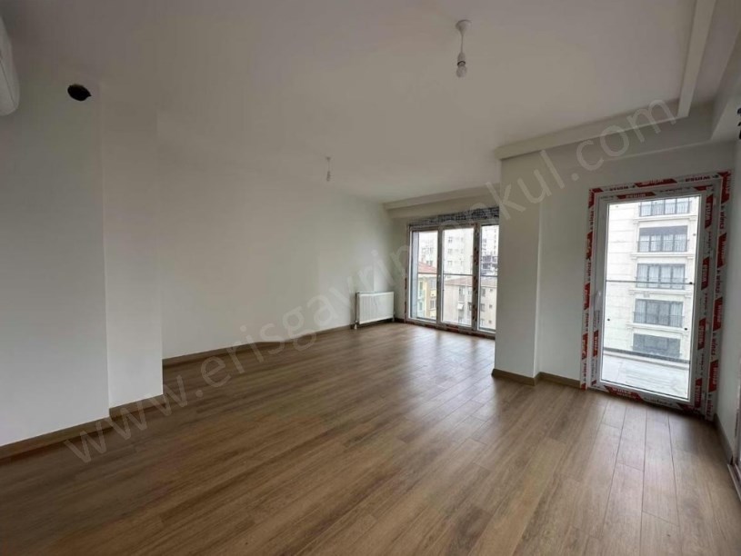 İSTANBUL KADIKÖY MARMARA CADDESİNDE İSKANLI GENİŞ KULLANIMLI 2+1