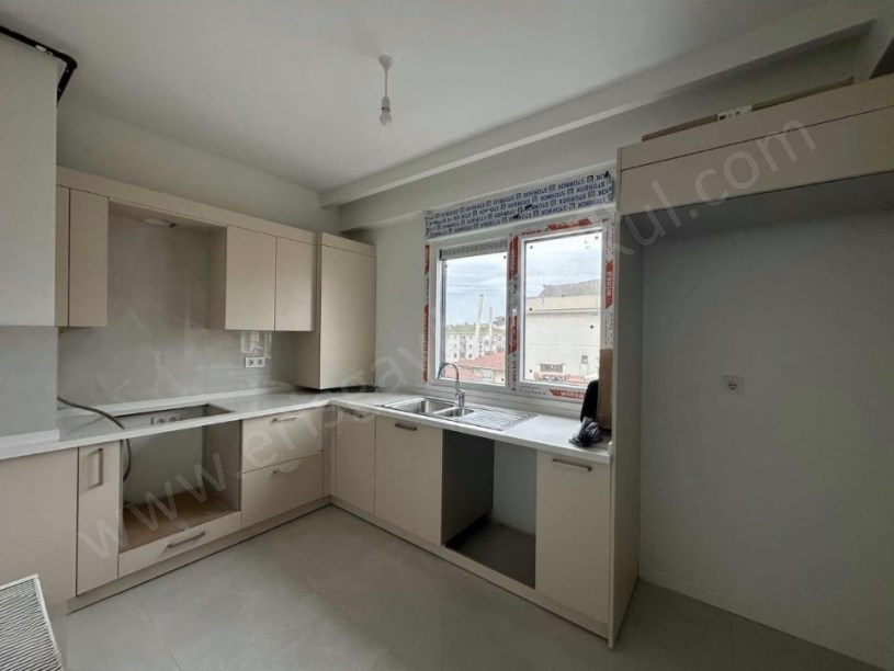 İSTANBUL KADIKÖY MARMARA CADDESİNDE İSKANLI GENİŞ KULLANIMLI 2+1