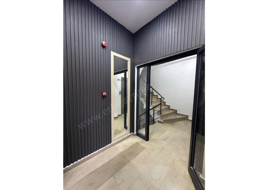 İSTANBUL KADIKÖY MARMARA CADDESİNDE İSKANLI GENİŞ KULLANIMLI 2+1