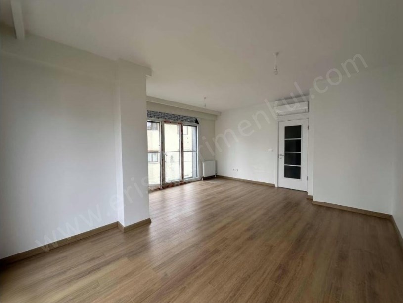 İSTANBUL KADIKÖY MARMARA CADDESİNDE İSKANLI GENİŞ KULLANIMLI 2+1