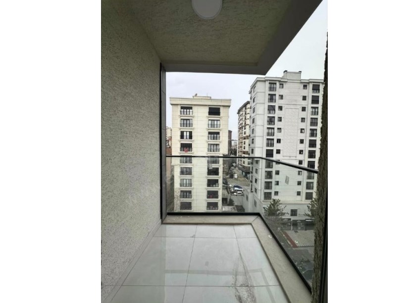 İSTANBUL KADIKÖY MARMARA CADDESİNDE İSKANLI GENİŞ KULLANIMLI 2+1