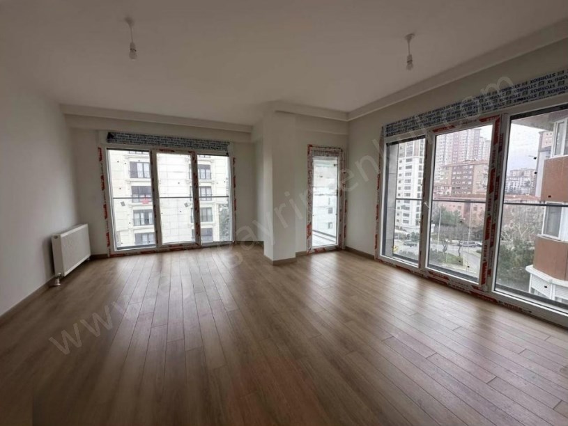 İSTANBUL KADIKÖY MARMARA CADDESİNDE İSKANLI GENİŞ KULLANIMLI 2+1