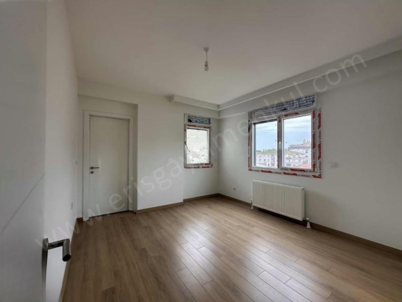 İSTANBUL KADIKÖY MARMARA CADDESİNDE İSKANLI GENİŞ KULLANIMLI 2+1