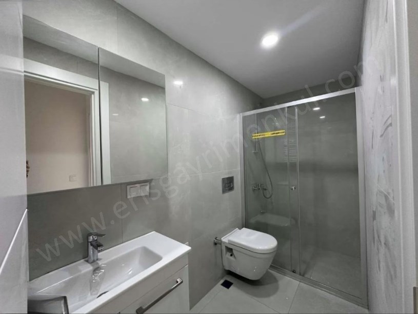 İSTANBUL KADIKÖY MARMARA CADDESİNDE İSKANLI GENİŞ KULLANIMLI 2+1