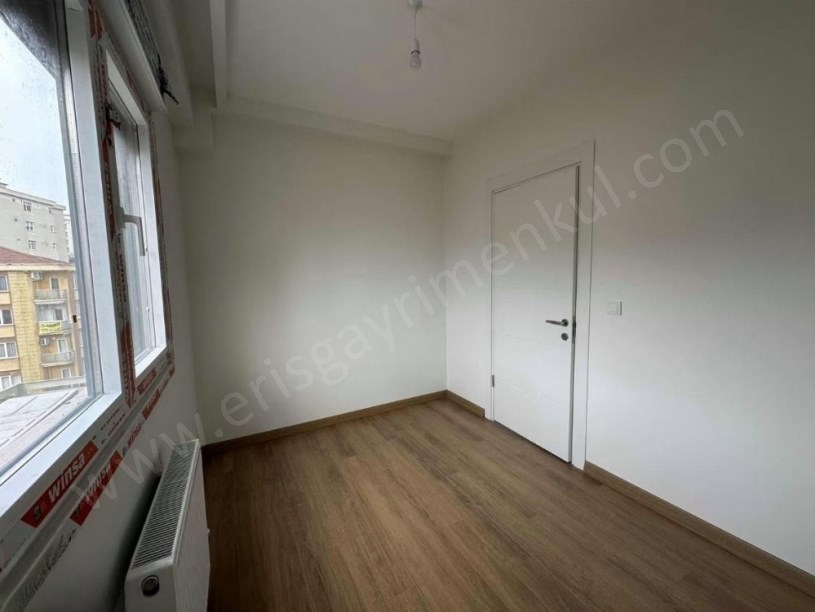 İSTANBUL KADIKÖY MARMARA CADDESİNDE İSKANLI GENİŞ KULLANIMLI 2+1