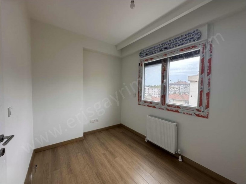 İSTANBUL KADIKÖY MARMARA CADDESİNDE İSKANLI GENİŞ KULLANIMLI 2+1