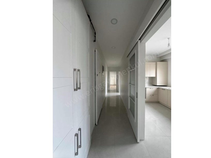 İSTANBUL KADIKÖY MARMARA CADDESİNDE İSKANLI GENİŞ KULLANIMLI 2+1