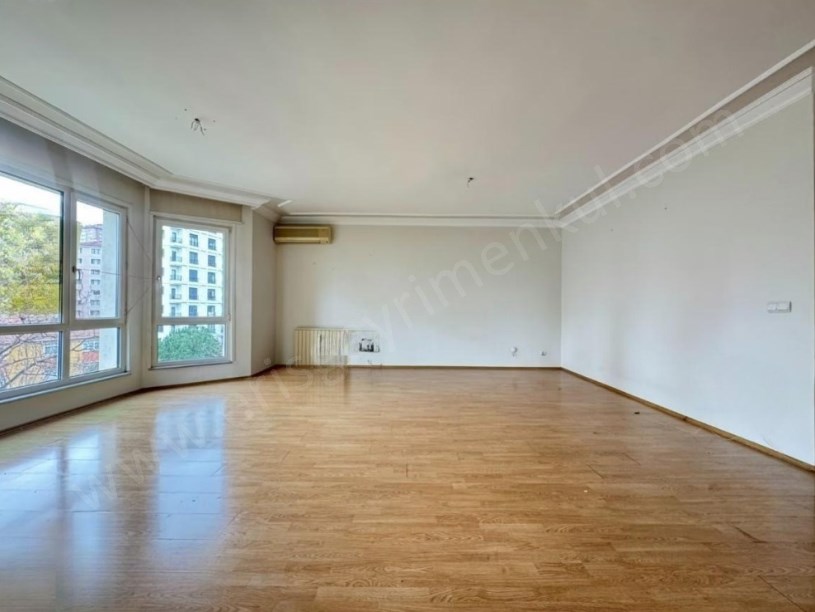 İSTANBUL KADIKÖY KOZYATAĞINDA GÜVENLİK ÇOCUK OYUN PARKI HAVUZ GENİŞ 4+1....