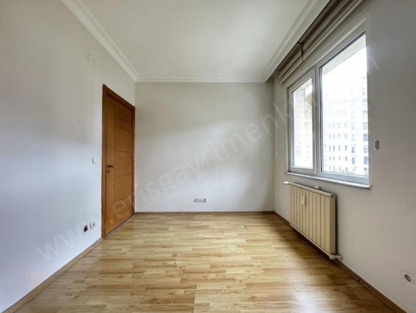 İSTANBUL KADIKÖY KOZYATAĞINDA GÜVENLİK ÇOCUK OYUN PARKI HAVUZ GENİŞ 4+1....