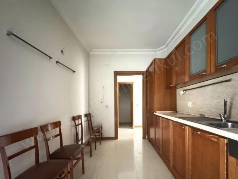 İSTANBUL KADIKÖY KOZYATAĞINDA GÜVENLİK ÇOCUK OYUN PARKI HAVUZ GENİŞ 4+1....