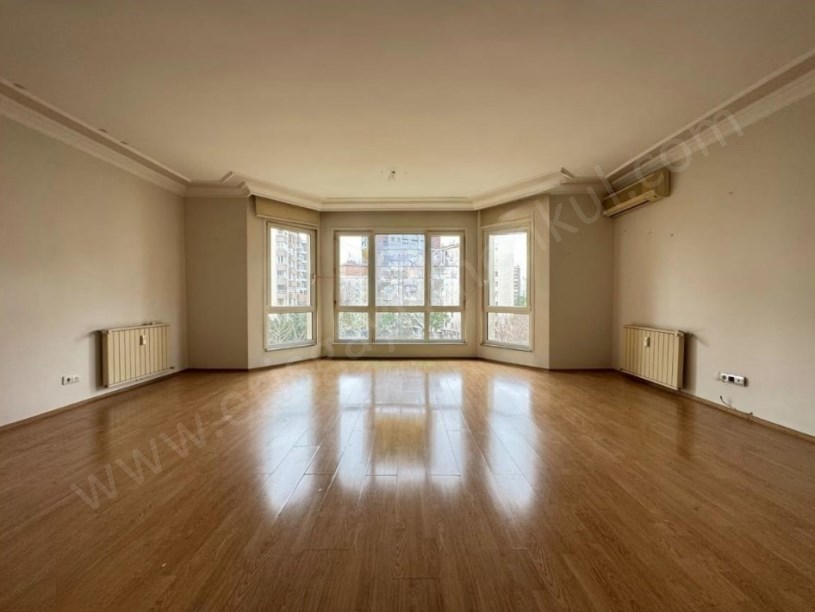 İSTANBUL KADIKÖY KOZYATAĞINDA GÜVENLİK ÇOCUK OYUN PARKI HAVUZ GENİŞ 4+1....