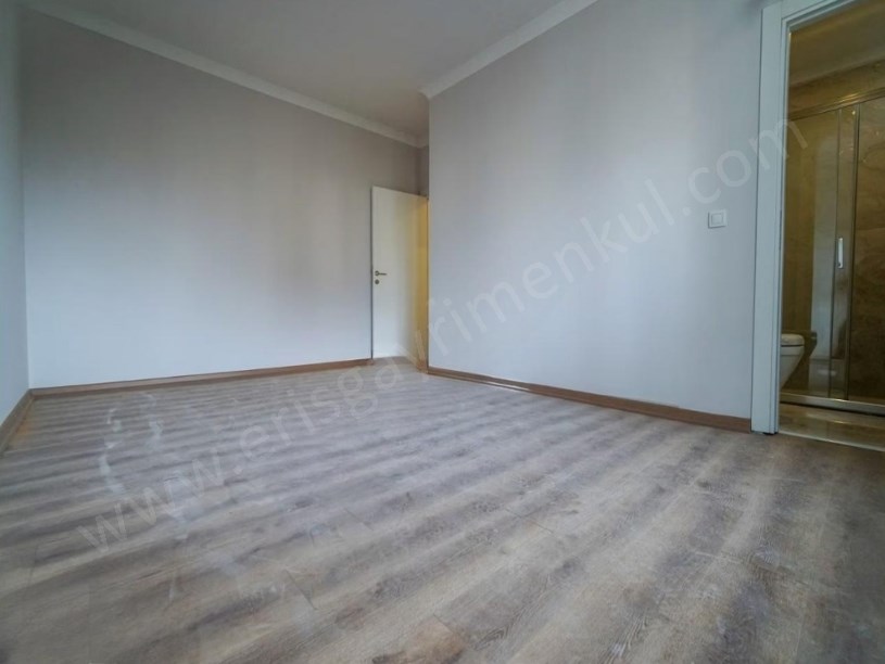 İSTANBUL KADIKÖY SUADİYE SINIRI METRO YANIBAŞINDA FIRSAT SATILIK 3+1 DAİRE