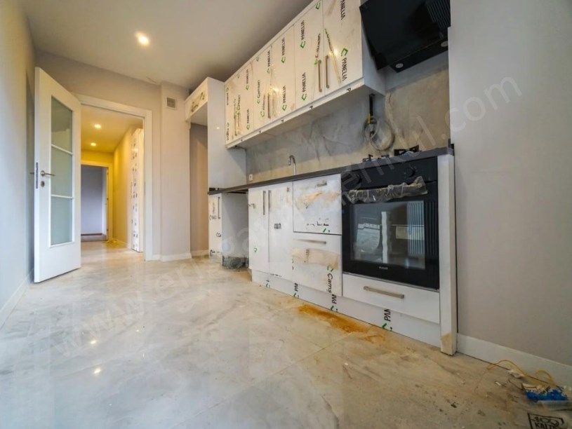 İSTANBUL KADIKÖY SUADİYE SINIRI METRO YANIBAŞINDA FIRSAT SATILIK 3+1 DAİRE