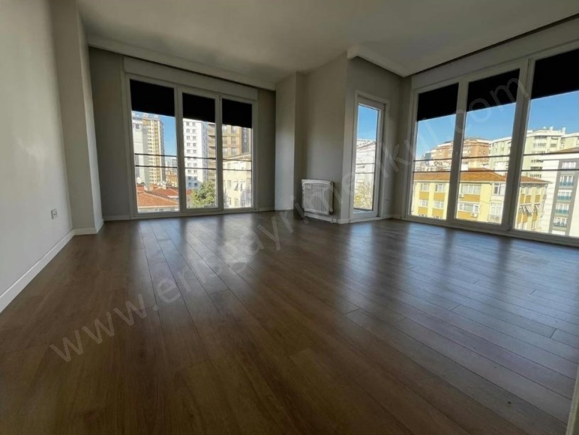 İSTANBUL KADIKÖY ŞENESENEVLER DE GENİŞ KULLANIMLI METRO YA YAKIN 3+1