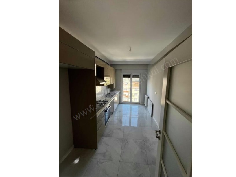 İSTANBUL KADIKÖY ŞENESENEVLER DE GENİŞ KULLANIMLI METRO YA YAKIN 3+1