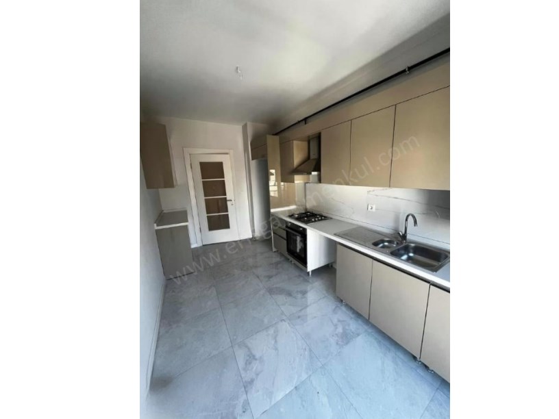 İSTANBUL KADIKÖY ŞENESENEVLER DE GENİŞ KULLANIMLI METRO YA YAKIN 3+1