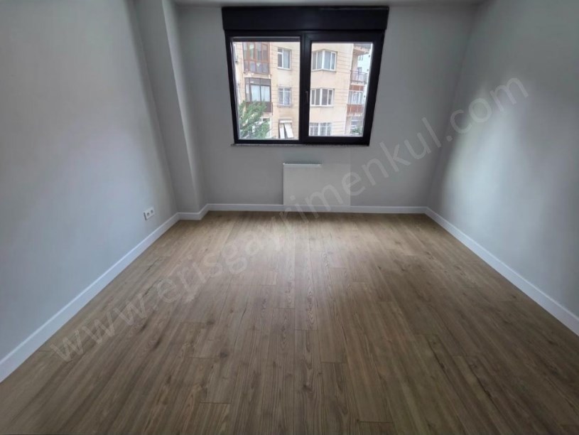 İSTANBUL KADIKÖY BOSTANCIDA SİTE İÇİNDE SIFIR, TAŞINMAYA MÜSAİT 2+1