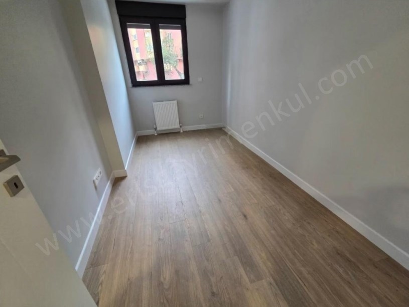 İSTANBUL KADIKÖY BOSTANCIDA SİTE İÇİNDE SIFIR, TAŞINMAYA MÜSAİT 2+1