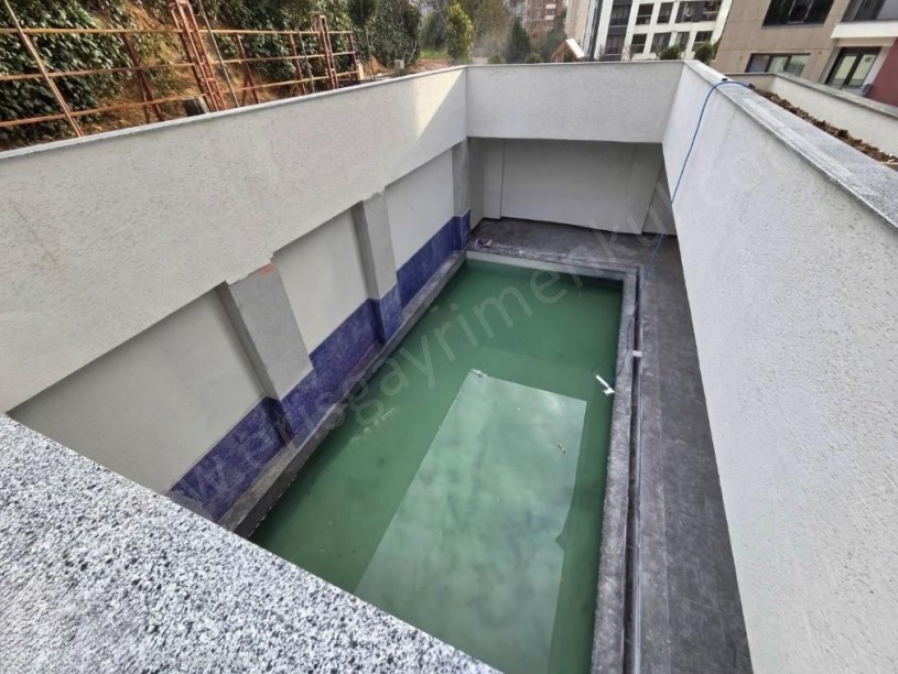 İSTANBUL KADIKÖY BOSTANCIDA SİTE İÇİNDE SIFIR, TAŞINMAYA MÜSAİT 2+1