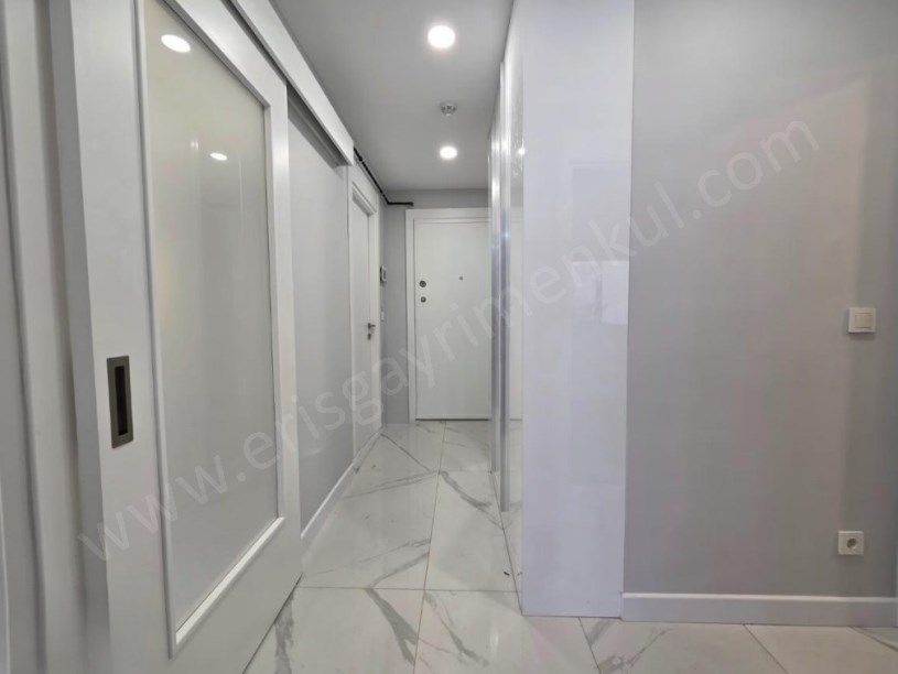 İSTANBUL KADIKÖY BOSTANCIDA SİTE İÇİNDE SIFIR, TAŞINMAYA MÜSAİT 2+1