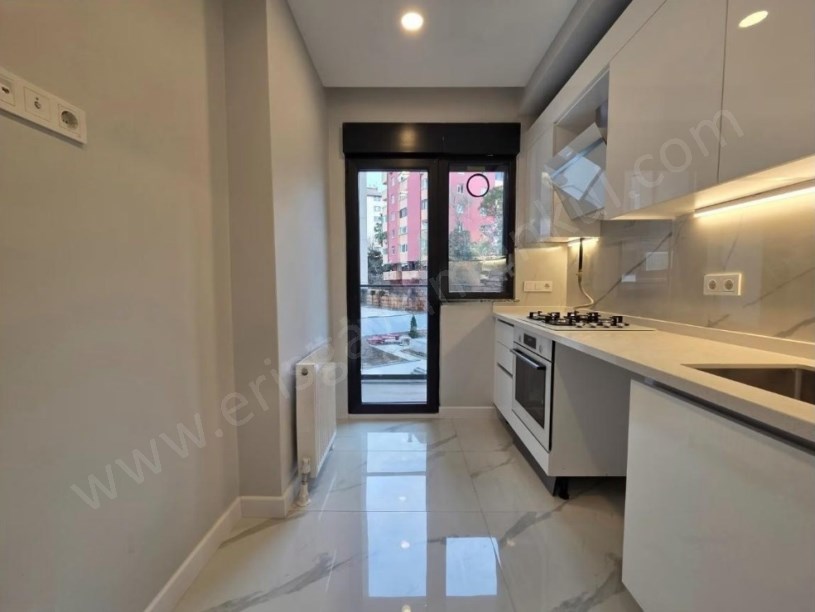 İSTANBUL KADIKÖY BOSTANCIDA SİTE İÇİNDE SIFIR, TAŞINMAYA MÜSAİT 2+1