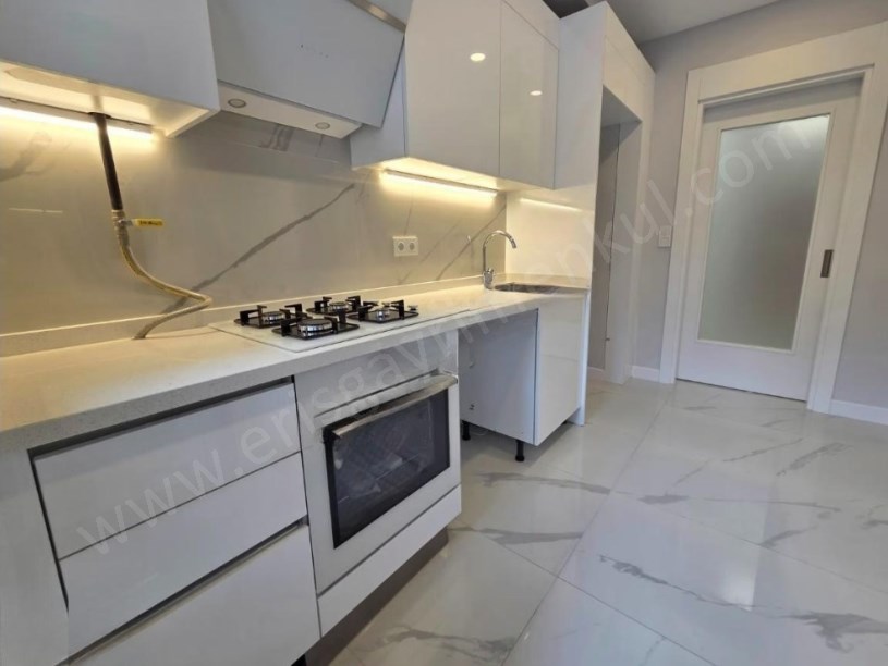 İSTANBUL KADIKÖY BOSTANCIDA SİTE İÇİNDE SIFIR, TAŞINMAYA MÜSAİT 2+1