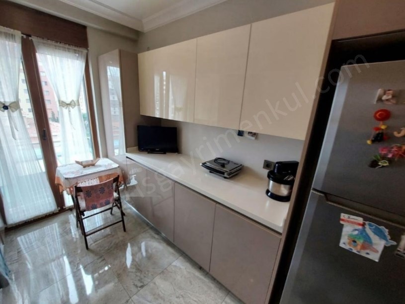 İSTANBUL KADIKÖY ERENKÖY DE MARMARAYA YAKIN KÖŞE BİNADA 3+1 MASRAFSIZ