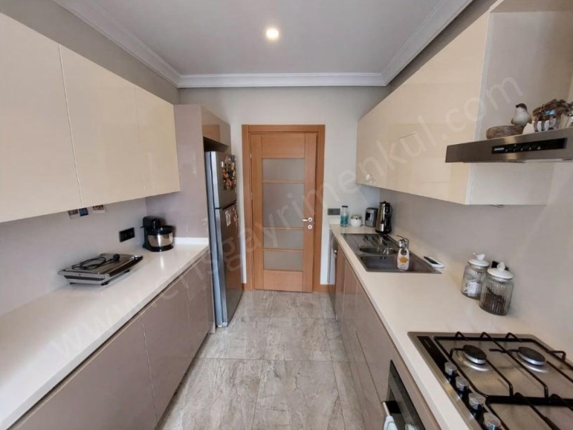 İSTANBUL KADIKÖY ERENKÖY DE MARMARAYA YAKIN KÖŞE BİNADA 3+1 MASRAFSIZ