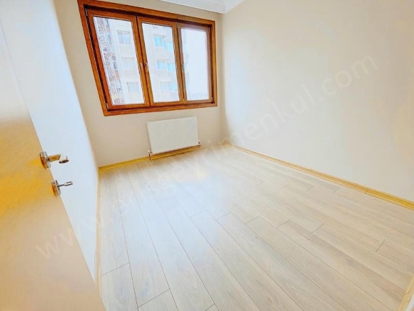 İSTANBUL KADIKÖY SAHRAYICEDİT METROYA 7dk,ÇİFT OTOPARKLI YENİ 145M2,3+1