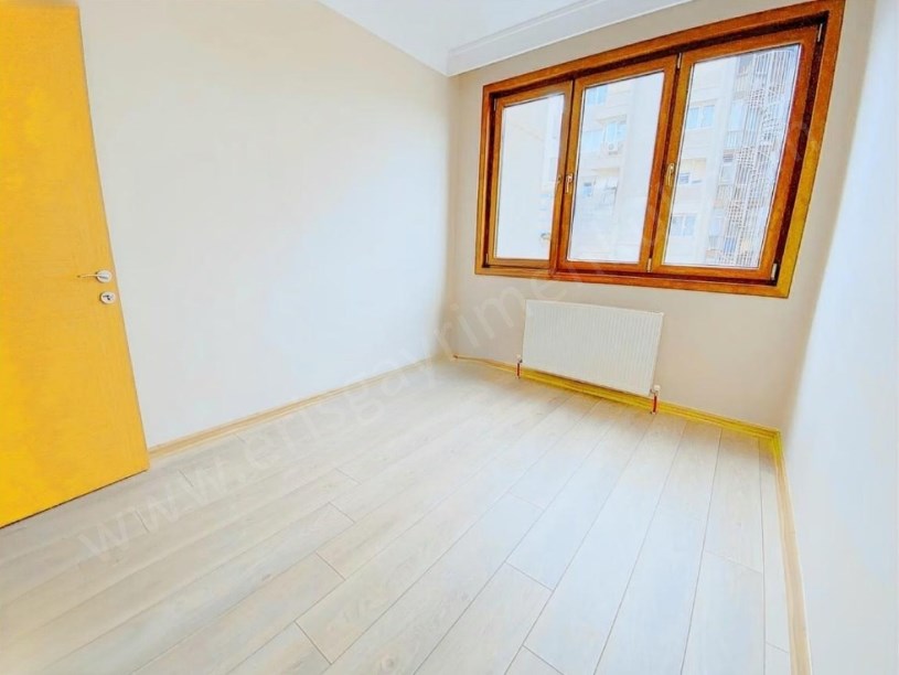 İSTANBUL KADIKÖY SAHRAYICEDİT METROYA 7dk,ÇİFT OTOPARKLI YENİ 145M2,3+1