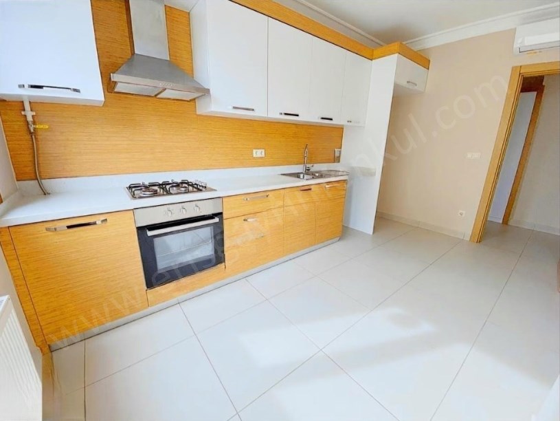 İSTANBUL KADIKÖY SAHRAYICEDİT METROYA 7dk,ÇİFT OTOPARKLI YENİ 145M2,3+1