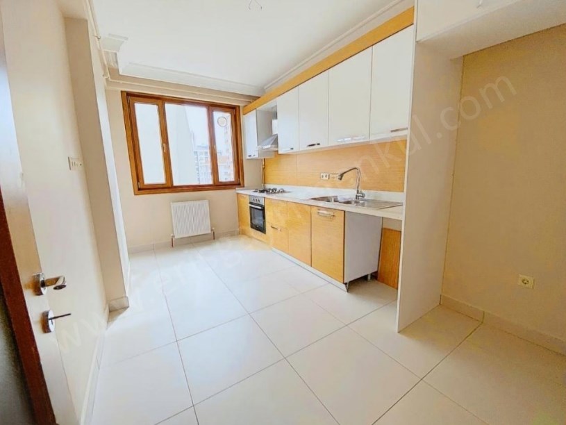 İSTANBUL KADIKÖY SAHRAYICEDİT METROYA 7dk,ÇİFT OTOPARKLI YENİ 145M2,3+1