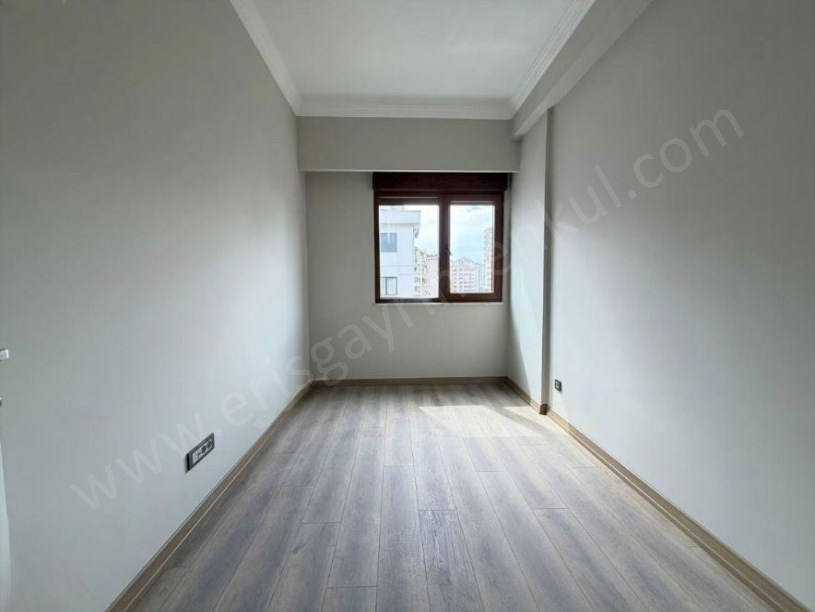 İNÖNÜ CAD.DE SIFIR BİNADA BOŞ .. YERDEN ISITMA EBEVEYN BANYOLU 3+1 DAİRE KADIKÖY  İST.