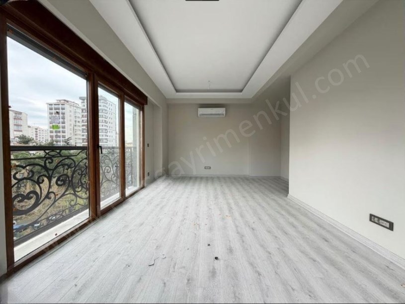 İNÖNÜ CAD.DE SIFIR BİNADA BOŞ .. YERDEN ISITMA EBEVEYN BANYOLU 3+1 DAİRE KADIKÖY  İST.