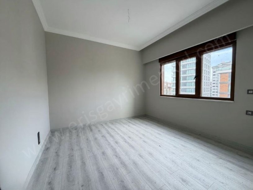 İNÖNÜ CAD.DE SIFIR BİNADA BOŞ .. YERDEN ISITMA EBEVEYN BANYOLU 3+1 DAİRE KADIKÖY  İST.