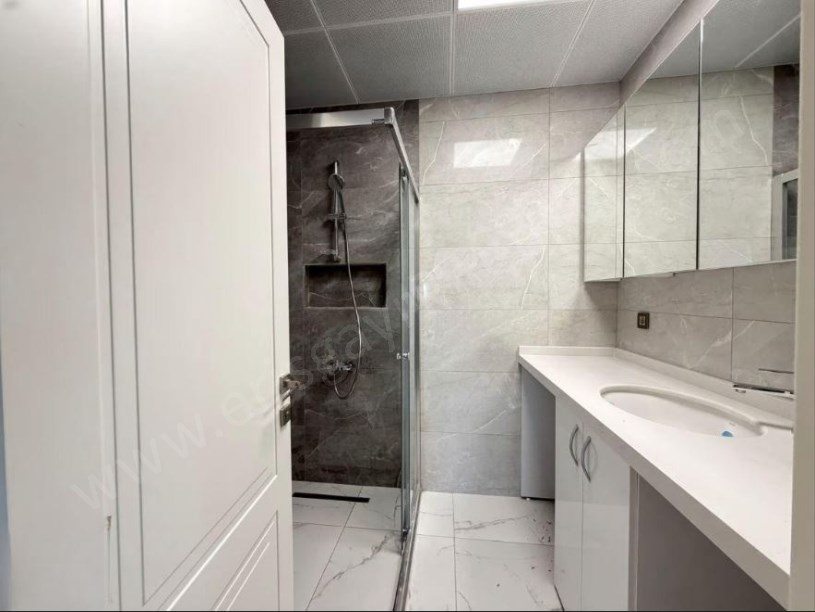 İNÖNÜ CAD.DE SIFIR BİNADA BOŞ .. YERDEN ISITMA EBEVEYN BANYOLU 3+1 DAİRE KADIKÖY  İST.