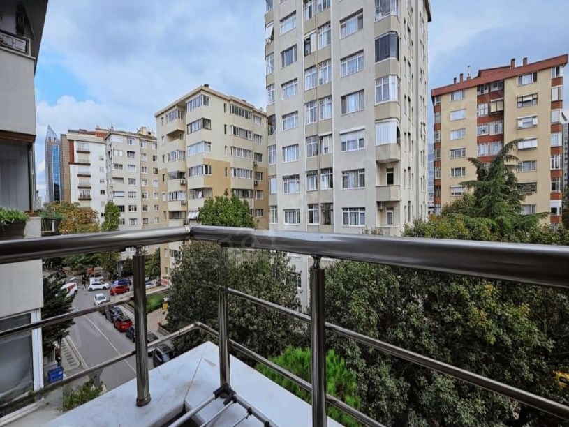 İSTANBUL KADIKÖY KOZYATAĞI METROYA YAKIN 3+1 BALKONLU SATILIK