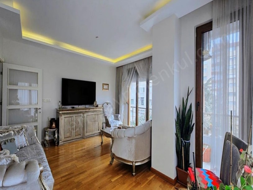 İSTANBUL KADIKÖY KOZYATAĞI METROYA YAKIN 3+1 BALKONLU SATILIK