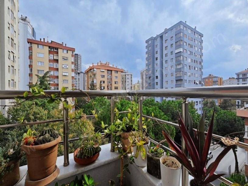 İSTANBUL KADIKÖY KOZYATAĞI METROYA YAKIN 3+1 BALKONLU SATILIK