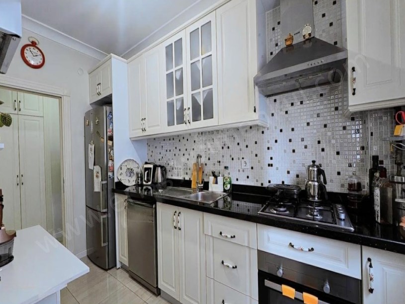 İSTANBUL KADIKÖY KOZYATAĞI METROYA YAKIN 3+1 BALKONLU SATILIK