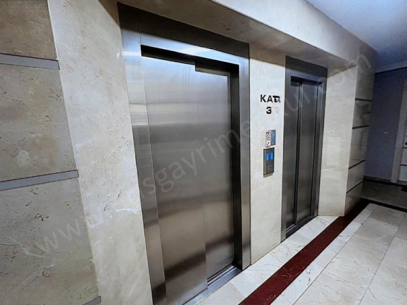 İSTANBUL KADIKÖY KOZYATAĞINDA GÜVENLİKLİ HAVUZLU BALKONLU LUX ADRES