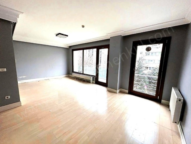 İSTANBUL KADIKÖY KOZYATAĞINDA GÜVENLİKLİ HAVUZLU BALKONLU LUX ADRES