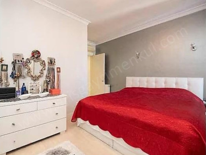 İSTANBUL KADIKÖY KOZYATAĞINDA METRO VE TEME YAKIN, GENIŞ 3+1 SATILIK DAIRE