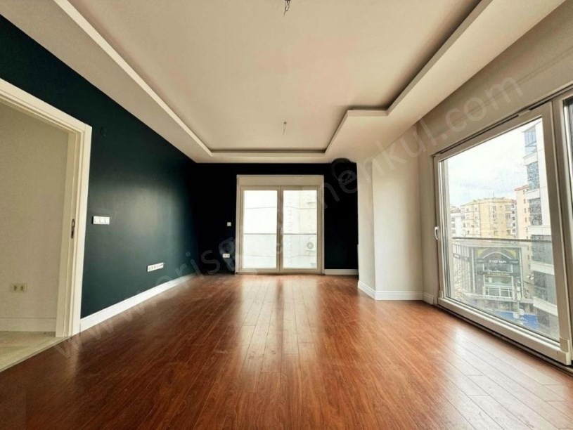 İSTANBUL KADIKÖY AYŞEKADIN MİNİBÜS YOLU ÜZERİNDE GENİŞ SATILIK 3+1 DAİRE