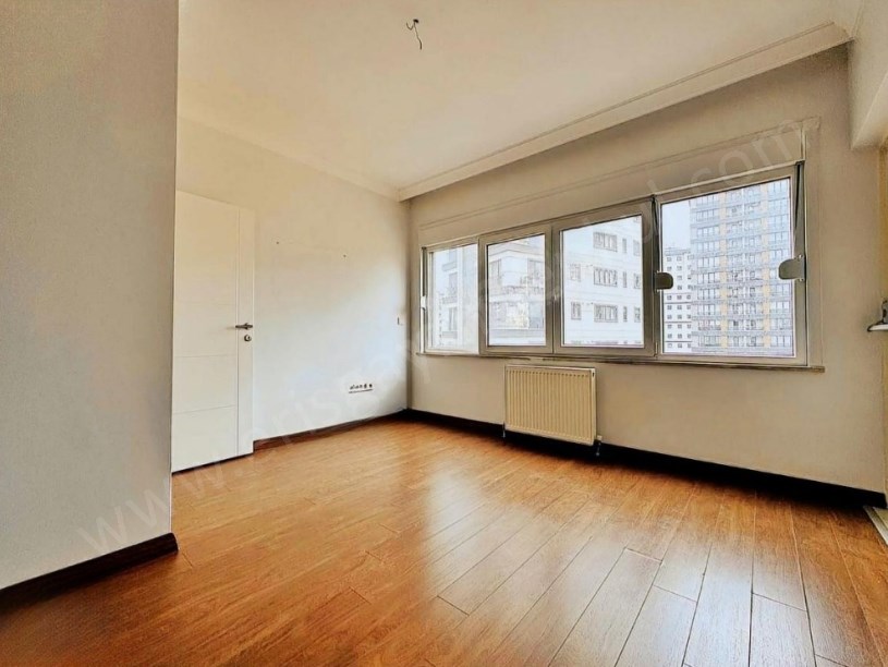 İSTANBUL KADIKÖY AYŞEKADIN MİNİBÜS YOLU ÜZERİNDE GENİŞ SATILIK 3+1 DAİRE