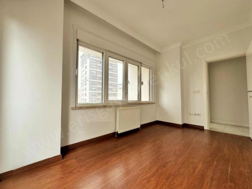 İSTANBUL KADIKÖY AYŞEKADIN MİNİBÜS YOLU ÜZERİNDE GENİŞ SATILIK 3+1 DAİRE