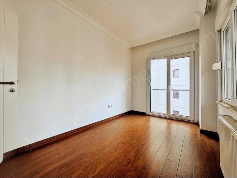 İSTANBUL KADIKÖY AYŞEKADIN MİNİBÜS YOLU ÜZERİNDE GENİŞ SATILIK 3+1 DAİRE