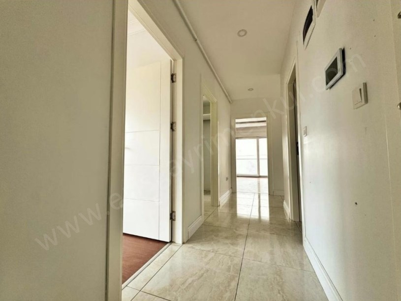 İSTANBUL KADIKÖY AYŞEKADIN MİNİBÜS YOLU ÜZERİNDE GENİŞ SATILIK 3+1 DAİRE